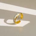 Détail d'une bague florale dorée avec incrustations nacrées et jeux d'ombre sur le côté - Style d'Incrustation Rectangulaire Blanc Perle (159)