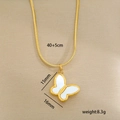 Collar de mariposa dorado con incrustación de concha blanca y dimensiones en fondo beige - Estilo Mariposa Blanco (C-1-32)