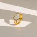 Détail de la bague fleur dorée avec texture rose et anneau double réglable pour femmes - Style de Double Ligne de Cœur de Vortex de Rose (227)