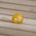 Dettaglio di un anello a nodo dorato con finitura opaca su vassoio di lino - Stile Nodo Intrecciato (27) / Oro