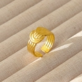 Dettaglio dell'anello geometrico dorato con texture a linee e design aperto regolabile - Stile Nodo Texturizzato Multilinea (27)