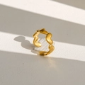 Détail macro d'une bague cœur plaquée or avec finition mate et jeux d'ombres artistiques - Style Mat à Cœur Continu Minimaliste (184)