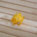 Dettaglio macro di un anello largo dorato con trama lavica e design aperto regolabile - Stile Texture Lava (32) / Oro