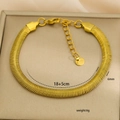 Detalle de pulsera de espiga de acero inoxidable en oro de 18k con ancho de 6mm y medidas - Estilo de Espiga en Hueso de Serpiente Dorado (C-1-29)