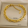 Detalle de una pulsera de cadena gruesa bañada en oro de 18k con cierre y extensión - Estilo de Cadena Gruesa Dorada (C-1-30)