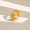 Vue macro de la texture tressée dorée et du design ouvert sur cette bague chic - Style Multicouche Tressé Entrelacé (191)