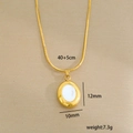 Collar de cadena de serpiente en acero inoxidable dorado con colgante ovalado de nácar - Estilo Blanco Minimalista Ovalado (C-1-34)