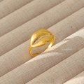Dettaglio dell'anello placcato oro con trama verticale e forma a conchiglia su velluto beige - Stile a Righe Verticali Conchiglia a Forma di Labbra (39)