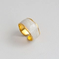 Primer plano del anillo vintage dorado con esmalte jaspeado y bordes ondulados - Estilo Ancho de Textura Ondulada (219)