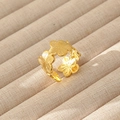 Dettaglio dell'anello a fiori in acciaio inossidabile placcato oro 18k con petali incisi - Stile Floreale Pastorale a Righe Incise (40)