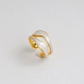 Detalle de anillo de mariposa ajustable con esmalte blanco y acabado dorado pulido - Estilo de Perla Ondulada de Doble Línea (224)