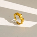 Détail macro d'une bague croissant torsadée dorée montrant l'anneau réglable et la texture - Style de Corde Torsadée Vintage Français (193)