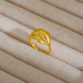 Macro di un anello dorato a forma di labbra con texture fini su un vassoio per gioielli - Stile a Righe a Forma di Labbra (39) / Oro