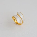Detalle de anillo de acero chapado en oro con diseño cruzado blanco perlado y brillo - Estilo Espiral de Doble Hélice (232)