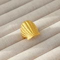 Macro di anello a conchiglia placcato oro con texture a coste su vassoio di beige - Stile Rilievo Conchiglia a Ventaglio (56)