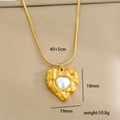 Collar de corazón en acero inoxidable dorado con incrustación de perla de nácar - Estilo Perla Corazón Martillado (C-1-36)