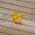 Dettaglio di un anello dorato a doppia linea con design a cuore martellato - Stile Cuore Martellato (49) / Oro