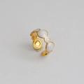 Dettaglio dell'anello regolabile in acciaio placcato oro con cerchi in smalto perlato bianco - Stile Perlato Circolare (235)