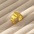 Dettaglio anello in acciaio inossidabile placcato oro 18k con design a onda liquida - Stile Ondulato in Metallo Liquido (80)