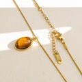 Dettaglio catena serpente dorata con pendente occhio di tigre e chiusura a moschettone - Stile Ovale Occhio di Tigre (B60)