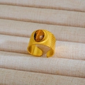 Dettaglio anello vintage dorato con pietra occhio di tigre e incisioni a raggiera - Stile Occhio di Tigre Vintage (70)