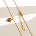 Dettaglio della collana a catena serpente dorata con ciondolo in occhio di tigre - Stile Tondo Occhio di Tigre (B61)