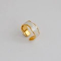 Dettaglio anello largo vintage placcato oro con intarsio in smalto a onde bianche - Stile Perlato Semplice (239)
