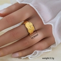 Anillo de acero de titanio chapado en oro vintage con elegante textura tejida en modelo - Estilo de Textura Tejida Cruzada