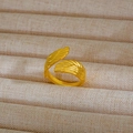 Dettaglio di un anello dorato con ali d'angelo e fascia regolabile su tessuto strutturato - Stile Ali di Angelo (114)