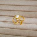 Dettaglio dell'anello aperto dorato con gemma bianca ovale e design minimalista a doppia fascia - Stile Pietra Bianca Ovale (119)