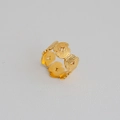Dettaglio macro dell'anello regolabile placcato oro con motivi a farfalla incisi - Stile Svuotato Farfalla (362)