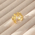 Dettaglio dell'anello aperto dorato con motivo a stelle su espositore per gioielli beige - Stile Maglia Stella Traforata (97)