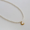 Collana in acciaio inossidabile dorato con perle bianche e ciondolo a conchiglia quadrato - Stile Ciondolo in Conchiglia Quadrato (C-1-14)