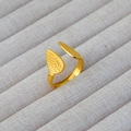Dettaglio dell'anello in acciaio inossidabile placcato oro 18k con design ali d'angelo - Stile Simmetria Ali d'Angelo (98)