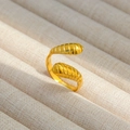 Vista macro de un anillo dorado ajustable con una textura única de ranuras horizontales - Estilo de Textura en Espiral (3)