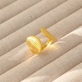 Dettaglio dell'anello in acciaio inossidabile placcato oro 18k con design a conchiglia - Stile Ventaglio a Doppia Conchiglia (99)