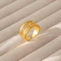 Dettaglio macro dell'anello largo placcato oro con design geometrico traforato - Stile Intrecciato Traforato Multistrato (100)