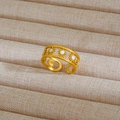 Dettaglio anello a margherita dorato con smalto bianco su espositore per gioielli beige - Stile Margherita Traforata (170)