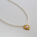 Collana con ciondolo a cuore in titanio placcato oro con superficie testurizzata e perle - Stile Cuore Trama Lava (C-1-16)