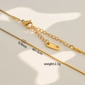Detailaufnahme einer 0,9 mm goldenen Schlangenkette aus Edelstahl mit Karabinerverschluss - 0.9mm Breite 40cm Länge / Gold