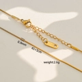 Detail der 0,9mm goldene Schlangenkette aus Edelstahl mit Karabinerverschluss und S.STEEL-Tag - 0.9mm Breite 45cm Länge / Gold