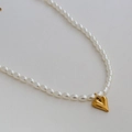 Elegante collana con ciondolo a cuore in acciaio dorato e perle bianche ovali - Stile Cuore Lucido Lucidato (C-1-17)