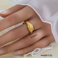 Anillo de hoja minimalista de acero bañado en oro 18K con textura martillada de 9,5mm - Estilo de Textura Martillada Francesa