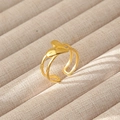Dettaglio dell'anello a cuore placcato oro 18k con finitura lucida a specchio lucente - Stile a Doppio Anello con Cuore a Specchio (105)