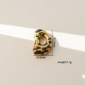 Vista macro con dimensiones 22,5x15,2 mm del colgante de leopardo en acabado dorado - Letra D