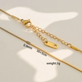 Makro-Detail der 0.9 mm Gold-Edelstahlschlangekette mit Karabinerverschluss für Damen - 0.9mm Breite 50cm Länge / Gold