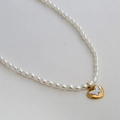 Collana in acciaio placcato oro con perle bianche e ciondolo a cuore dorato raffinato - Stile Cuore Motivo Farfalla (C-1-18)