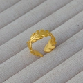 Dettaglio dell'anello aperto a foglia dorata con texture metallica opaca fine - Stile Minimalista Foglia Opaca (112)