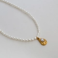 Collana in acciaio al titanio dorato con perle ovali bianche e ciondolo a cuore testurizzato - Stile Goccia d'Acqua Trama a Onda (C-1-19)