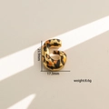 Detalle del colgante en forma de G con estampado de leopardo y altura de 23,9 mm - Letra G